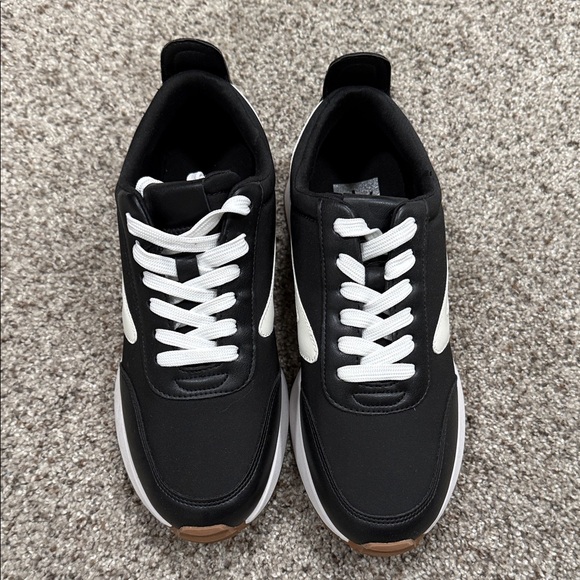 Dolce Vita Sneakers - Picture 1 of 4